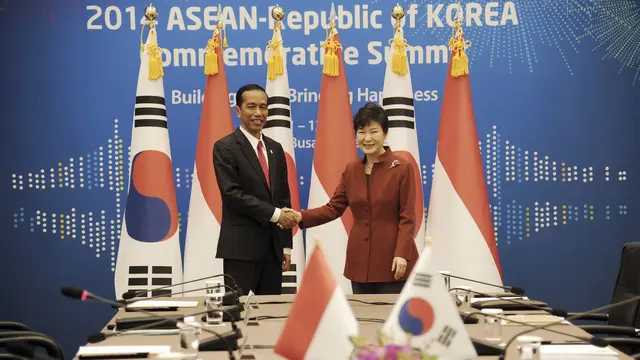 News Flash: Kunjungi Korea Jokowi pesan 3 kapal selam