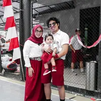 Gemas banget penampilan keluarga satu ini. Aurel Hermansyah dan Atta Halilintar ajak Ameena pakai seragam SD. (Instagram/attahalilintar).