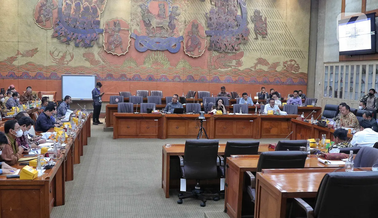 Suasana rapat kerja Komisi VI DPR dengan Kementerian BUMN dan Kementerian Investasi atau Badan Koordinasi Penanaman Modal (BKPM) di kompleks Parlemen, Senayan, Jakarta, Kamis (8/9/2022). Rapat kerja tersebut membahas kinerja keuangan BUMN yang terdampak utang luar negeri serta perkembangan investasi di Indonesia pada 2021 dan 2022. (Liputan6.com/Angga Yuniar)