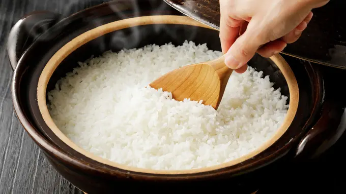 nasi hangat jepang menanak nasi di panci sendok nasi kayu