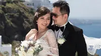 Olivia Jensen dan suami, nampak romantis saat melakukan sesi pemotretan dengan latar belakang pemandangan laut dan bukit Santorini yang indah. (menaralighthouse.com)