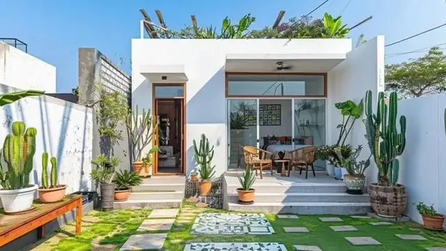 Rumah Minimalis dengan Taman Terbuka dan Elemen Arabesque