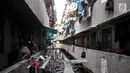 Aktivitas penghuni di salah satu blok lama Rusunawa Penjaringan, Jakarta, Selasa (25/6/2019). Sekitar 600 KK yang tinggal di 10 blok lama rusun tersebut direlokasi paling lambat 7 Juli mendatang guna memperlancar proses renovasi. (merdeka.com/Iqbal S. Nugroho)