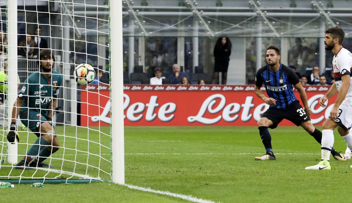 Proses terjadinya gol oleh bek Inter Milan, Danilo D'Ambrosio, ke gawang Genoa pada laga Serie A di Stadion Giuseppe Meazza, Minggu (24/9/2017). Inter Milan menang 1-0 atas Genoa. (AP/Luca Bruno)