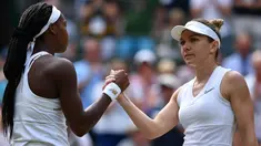 Petenis Romania, Simona Halep (kanan) berjabat tangan dengan petenis AS, Cori Gauff usai bertanding pada babak keempat Wimbledon 2019 di All England Lawn Tennis Club, Senin (8/7/2019). Petenis 15 tahun itu ditundukkan Halep, yang unggulan ke-7 turnamen, dengan skor 3-6, 3-6. (GLYN KIRK/AFP)