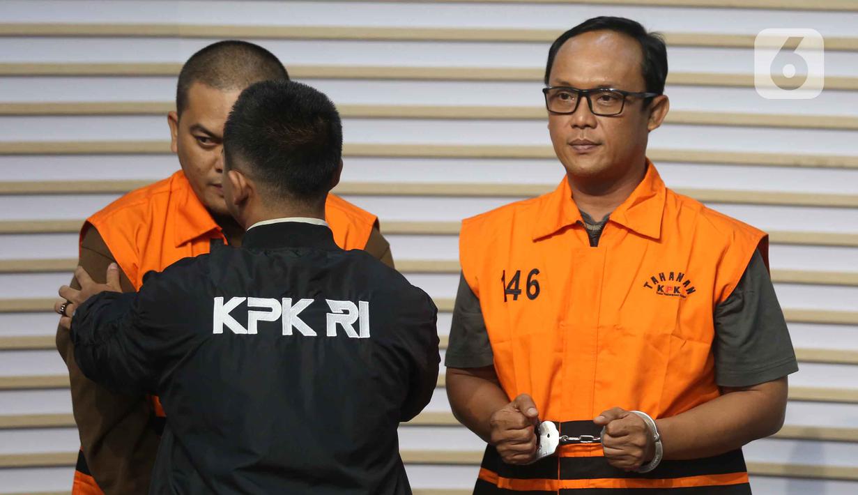 Bupati Lampung Tengah, Ardito Wijaya (kanan) saat dihadirkan pada rilis penetapan status tersangka sekaligus penahanan di Gedung Merah Putih Komisi Pemberantasan Korupsi (KPK), Jakarta, Kamis (11/12/2025). KPK menetapkan Bupati Lampung Tengah Ardito Wijaya sebagai tersangka dalam kasus penerimaan hadiah/janji terkait pengadaan barang/jasa serta penerimaan lainnya (gratifikasi) di lingkungan Pemerintah Kabupaten Lampung Tengah Tahun 2025. (Liputan6.com/Helmi Fithriansyah)