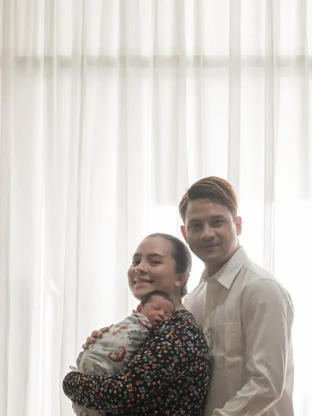 Zayden Kai Callisto dalam dekapan Lucky Perdana dan Lidi Brugman (Foto: Instagram @_luckyperdana)