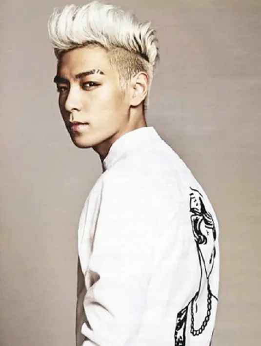 T.O.P BigBang memang mempunyai wajah yang tampan. Akan tetapi saat rambutnya berwarna pirang, ia terlihat begitu memesona. (Foto: soompi.com)