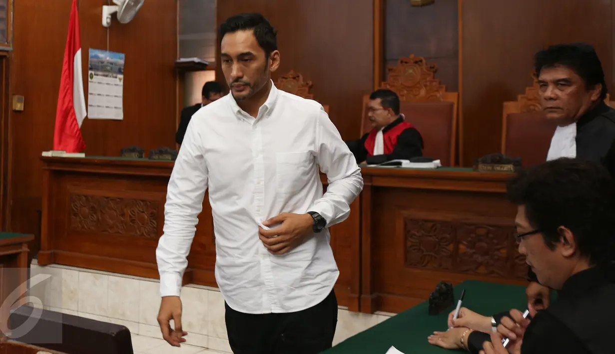 Aktor Restu Sinaga seusai menjalani sidang pembacaan putusan dari kasus narkotika di Pengadilan Negeri Jakarta Selatan, Selasa (20/12). Majelis Hakim menunda agenda sidang lantaran salah satu Hakim Anggota berhalangan hadir. (Liputan6.com/Herman Zakharia)