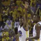 Para pemain Warriors, Andre Iguodala (9) dan Kevin Durant (35) merayakan keberhasilan timnya mencetak poin saat melawan Cavaliers pada gim pertama Final NBA 2017 di Oracle Arena, Oakland, (1/6/2017).(AP/Marcio Jose Sanchez)