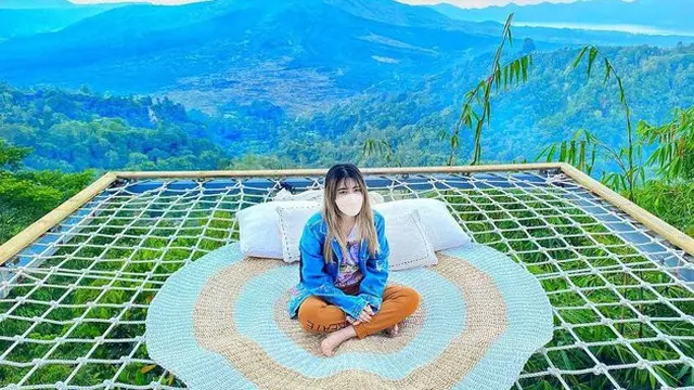 6 Momen Liburan Via Vallen di Kintamani Bali, Nikmati Pemandangan Langit Senja