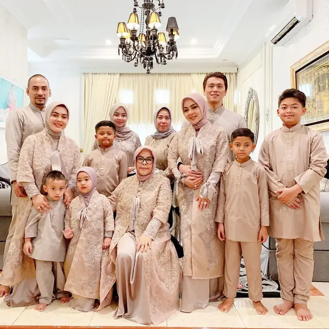 Syahrini dan Reino Barack