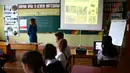 Anak-anak mengambil bagian dalam latihan keamanan di Sekolah Nomor 8, Desa Sartana yang dikuasai Kiev di wilayah Donetsk, 2 Oktober 2018. Anak-anak ini berada di wilayah timur Ukraina yang hanya 10 km dari garis depan pertempuran. (Aleksey FILIPPOV/AFP)