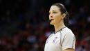 Lauren Holtkamp  terlihat cantik dengan peliut dimulut saat menjalankan tugassnya sebagai Wasit NBA. (Scott Halleran/Getty Images/AFP)