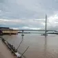 Jembatan Pedestrian Jambi melintas di atas sungai Batanghari yang ada di pusat Kota Jambi. (Bangun Santoso/Liputan6.com)