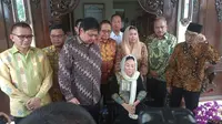 Ketua Umum Partai Golkar Airlangga Hartarto dan Sinta Nuriyah Wahid di kediaman Almarhum Abdurrahman Wahid, Jakarta, Kamis (9/8/2018). (Merdeka.com/Nur Habibie)