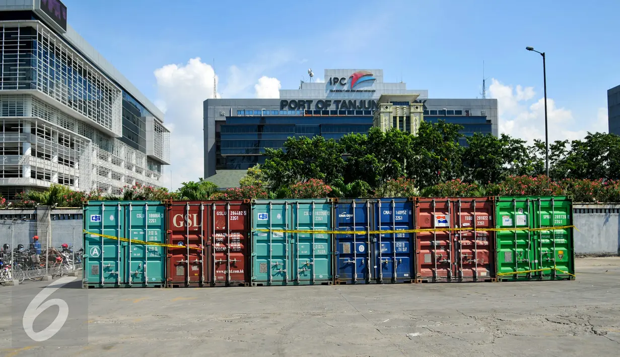 Enam kontainer berisi pupuk ilegal dipasangi garis polisi di Pelabuhan Tanjung Priok, Jakarta, Kamis (7/4). Petugas menggagalkan 6 kontainer pupuk ilegal yang akan diperjualbelikan oleh sindikat produsen dan distributor. (Liputan6.com/Yoppy Renato)