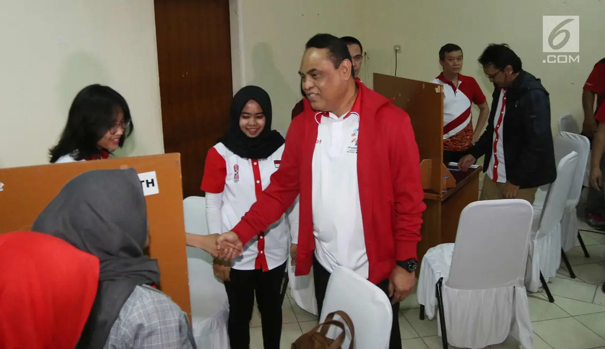 CdM Asian Games 2018 Komjen Pol Syafruddin bersalaman dengan para atltet saat mengunjungi pelatnas cabor Bridge di Wisma PKBI, Jakarta, Rabu (25/4). Kunjungan tersebut untuk memantau persiapan jelang laga di Asian Games 2018. (Liputan6.com/Arya Manggala)