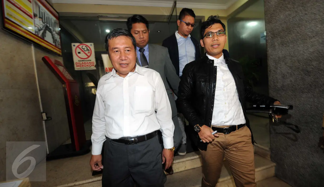 Komisioner KY Taufiqurrohman Syahuri (kiri) usai diperiksa Subdit II Bareskrim, Jakarta, Senin (28/9/2015). Taufiqurrohman diperiksa sebagai tersangka dalam kasus dugaan pencemaran nama baik hakim Sarpin Rizaldi. (Liputan6.com/Helmi Afandi)