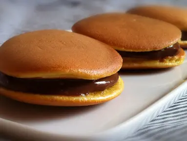 Dorayaki merupakan kue favorit doraemon yang merupakan kue tradisional khas jepang. Kue ini biasanya tengahnya berisi selai kacang merah, cokelat, atau matcha. Tekstur lembut dan rasanya yang manis membuat kue ini banyak digemari. (Istimewa)