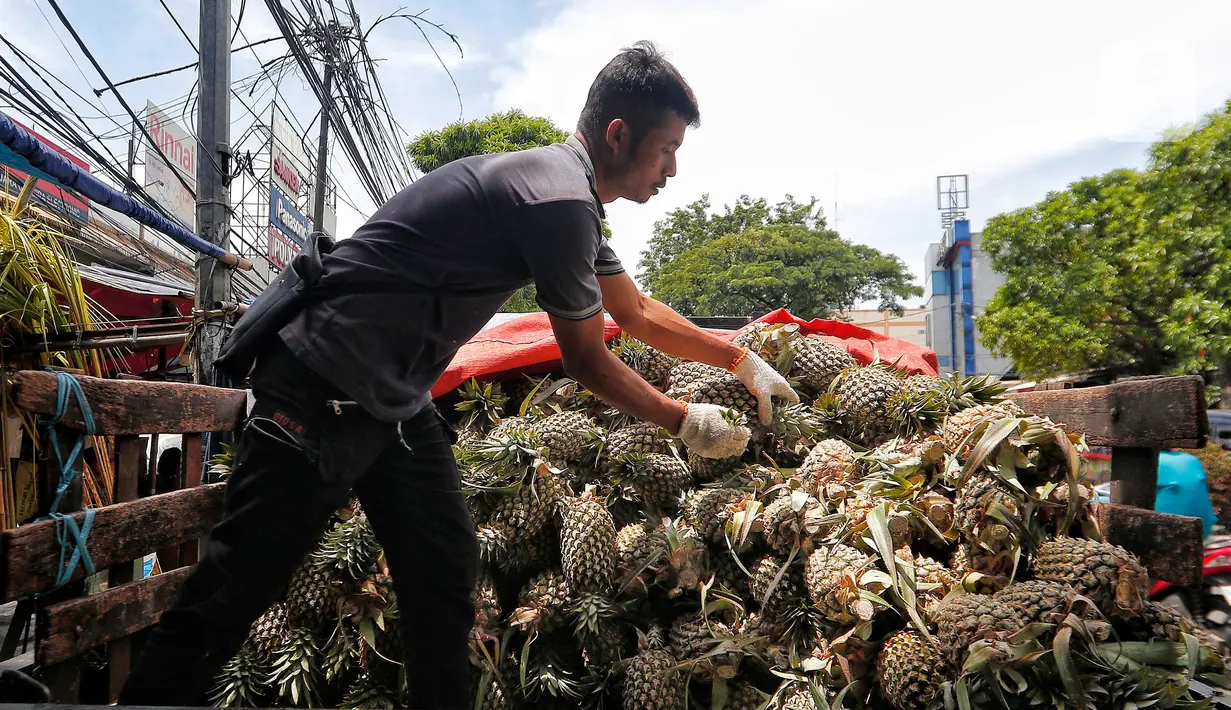 Selain nanas, jenis buah lainnya yang paling banyak dicari oleh pembeli sat Ramadhan adalah timun suri, dan blewah. (Liputan6.com/Angga Yuniar)