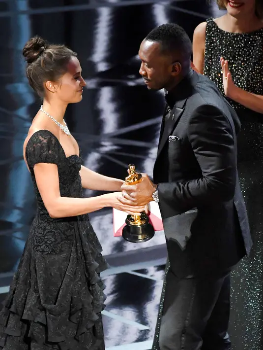 Aktor Mahershala Ali menerima Piala Oscar pertamanya pada Academy Awards ke-89 di Los Angeles, Minggu (26/2). Terpilihnya Ali sebagai juara menjadikannya sebagai aktor muslim pertama yang memenangkan piala Oscar. (Kevin Winter/Getty Images/AFP)