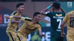 Pemain Bhayangkara FC, Alsan Sanda (kedua kiri) merayakan golnya ke gawang Persebaya pada lanjutan Go-Jek Liga 1 Indonesia bersama Bukalapak di Lapangan PTIK, Jakarta, Rabu (11/7). Laga berakhir imbang. (Liputan6.com/Helmi Fthriansyah)