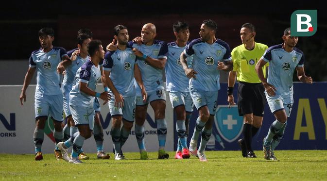 Sejumlah pemain Persela Lamongan merayakan gol ke gawang PSM Makassar yang dicetak Jabar Sharza (keempat dari kiri) dalam laga pekan ke-15 BRI Liga 1 2021/2022 di Stadion Moch. Soebroto, Magelang, Kamis (02/12/2021). (Bola.com/Bagaskara Lazuardi)