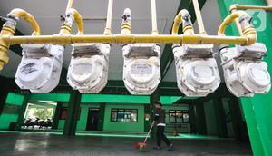Petugas membersihkan area dekat instalasi jaringan gas PGN di Rusunawa Griya Tipar Cakung, Jakarta, Kamis (28/11/2019). Menurut pengelola rusun, saat ini tercatat hampir 90 persen penghuni beralih menggunakan Jargas PGN karena lebih hemat biaya. (merdeka.com/Iqbal Nugroho)