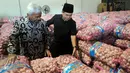 Ketua DPR Ade Komarudin (kanan) dan Wakil Ketua DPR Agus Hermanto meninjau Gudang Bulog di Jakarta Utara, (7/6). Kunjungan didampingi Wakil Ketua Komisi IV Viva Yoga Mauladi, Herman Khaeron, serta Ketua Komisi VI Teguh Juwarno. (Liputan6.com/Johan Tallo)