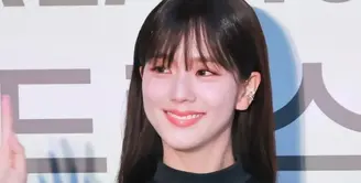 Sebagai sentuhan terakhir, diaplikasikan Dior Addict 535 Red D-Sire, lipstik dengan warna merah lembut ini memberikan sentuhan akhir yang classy, tanpa terlihat terlalu mencolok. [Foto: @sooyaaa__]