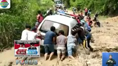 Warga didampingi bidan desa bekerja keras untuk menggotong Dasriani dengan tandu sejauh dua kilometer untuk keluar dari Desa Minanga.