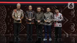 Presiden Joko Widodo (kedua kiri) didampingi Ketua Dewan Komisioner Otoritas Jasa Keuangan (OJK) Wimboh Santoso (tengah) berfoto bersama tiga penerima penghargaan dalam Pertemuan Tahunan Industri Jasa Keuangan Tahun 2020 di Jakarta, Kamis (16/1/2020). (Liputan6.com/Angga Yuniar)