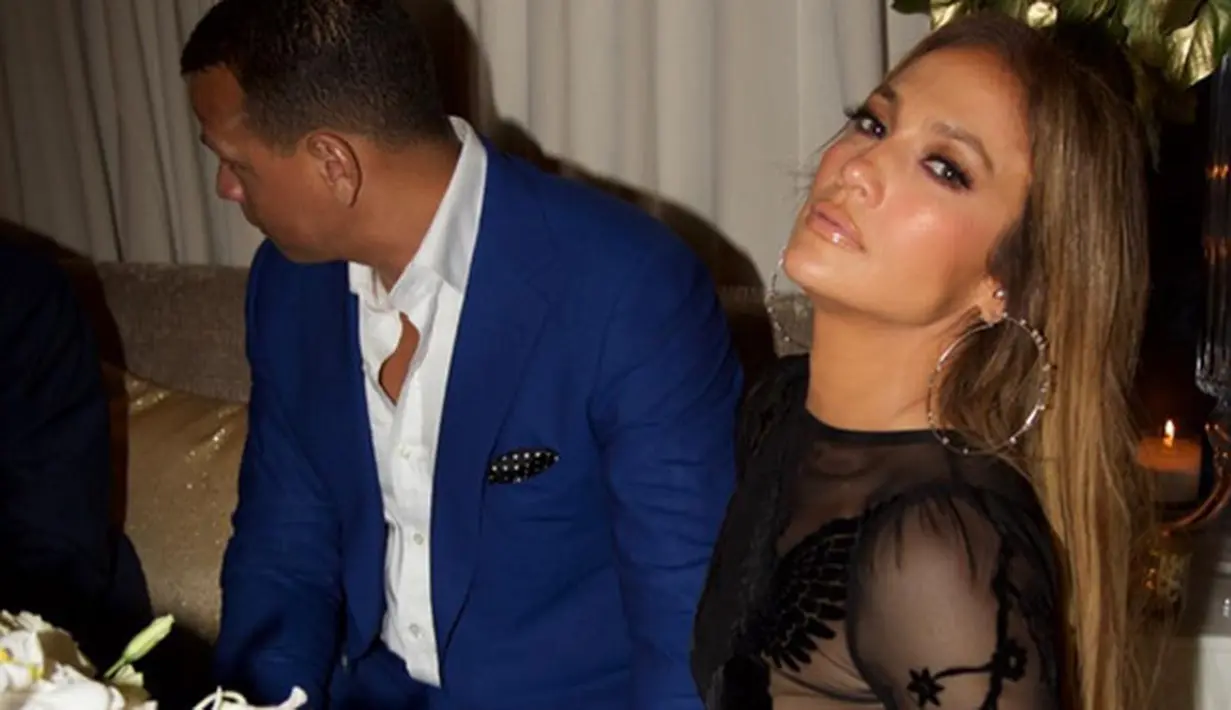 Jennifer Lopez tengah berbahagia atas hari ulang tahunnya yang ke-48. Tak ingin menyia-nyiakan, wanita yang akrab disapa JLo ini  merayakan bersama sang kekasih, Alex Rodriguez. (Instagram/jlo)