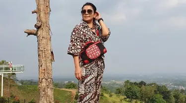 Ia memadukan busana batik bukan hanya pada baju saja. Akan tetapi celana serta tas yang dikenakan juga kental dengan batik. Ia juga menambahkan jam tangan serta kacamata sebagai aksesoris.(Liputan6.com/IG/@mayangsaritrihatmodjoreal)