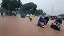 Sejumlah kendaraan nekat melintasi jalan di depan istana Negara yang terendam banjir, Jakarta, Senin (9/2/2015).(Antara Foto/Fanny Octavianus)