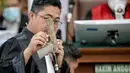 Jaksa menunjukkan barang bukti senjata Colt dalam sidang lanjutan kasus pembunuhan Brigadir Yosua Hutabarat atau Brigadir J dengan terdakwa Ferdy Sambo dan Putri Chandrawathi di PN Jakarta Selatan, Jakarta, Selasa (22/11/2022). Senpi dihadirkan untuk dikonfirmasikan kepada ajudan Ferdy Sambo, Adzan Romer saat menjadi saksi dalam sidang tersebut. (Liputan6.com/Faizal Fanani)