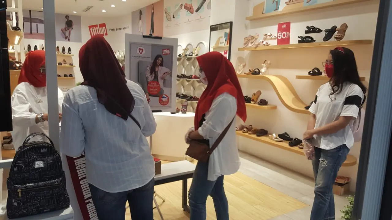 Belanja Sandal Sambil Donasi untuk Pahlawan Medis di Peringatan HUT ke-75 RI