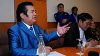 Ketua Umum Forum Komunikasi Pendiri dan Deklarator Partai Demokrat Ventje Rumangkang (kiri) berbicara saat menggelar konferensi pers di Jakarta, Jumat (13/3/2015). (Liputan6.com/Faisal R Syam)