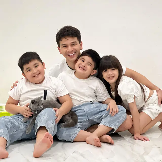 Kembali Jadi Sorotan, Ini 7 Potret Jonathan Frizzy dan Buah Hati yang Kompak
