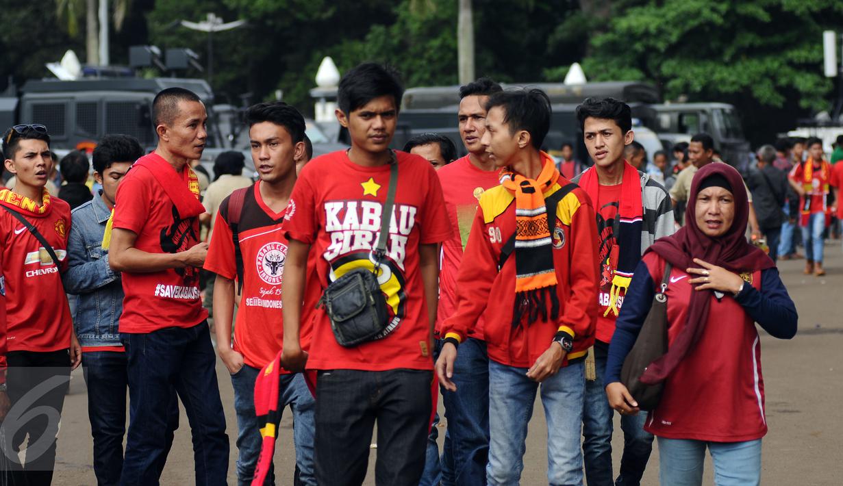Sejumlah suporter Semen Padang saat memasuki areal Stadion GBK Jakarta, Minggu (24/1/2016). Semen Padang akan melawan Mitra Kukar dalam laga final Piala Jenderal Sudirman. (Liputan6.com/Helmi Fithriansyah)