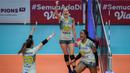 Pemain Bandung BJB Tandamata, Shella Bernadetha (kiri) dan kawan-kawan melakukan selebrasi usai mencetak poin saat laga lanjutan PLN Mobile Proliga 2022 melawan Jakarta Elektrik PLN di Padepokan Voli Jenderal Polisi Kunarto, Sentul, Jumat (21/01/2022). (Bola.com/Bagaskara Lazuardi)