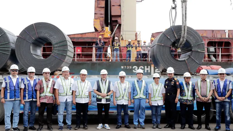 Menteri Perdagangan (Mendag) Zulkifli Hasan melepas ekspor 30.000 ton baja milik PT Krakatau Steel (Persero) Tbk (PT KS)