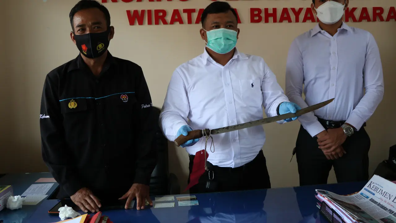 Polisi menunjukkan barang bukti berupa pedang yang digunakan pelaku untuk melukai tetangganya di Kutowinangun Kebumen, Senin (11/1/2021). (Foto: Liputan6.com/Polres Kebumen)