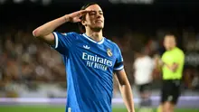 Bek Real Madrid, Alvaro Carreras, menyumbangkan satu gol saat timnya menang 2-0 atas Valencia pada laga pekan ke-23 La Liga di Estadio de Mestalla, Senin (09/02/2026) dini hari WIB. (AFP/Jose Jordan)