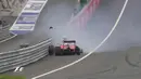 Pebalap Ferrari, Sebastian Vettel, mengalami pecah ban lalu menabrak dinding pembatas saat balapan F1 GP Austria di Sirkuit Red Bull Ring, Austria, Minggu (3/7/2016). (Bola.com/Twitter/F1)