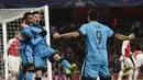 Pemain Barcelona, Lionel Messi, merayakan gol yang dicetaknya ke gawang Arsenal bersama Neymar dan Luis Suarez dalam leg pertama babak 16 besar Liga Champions di Stadion Emirates, London, (23/2/2016). (Reuters/Toby Melville)