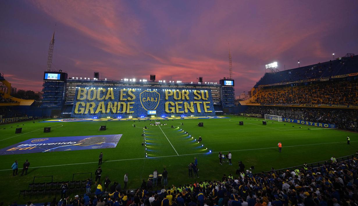 Fans Boca Juniors memadati tribun saat perkenalan pemain baru Edinson Cavani di Stadion La Bombonera, Argentina, Senin (31/07/2023) waktu setempat. (AFP/Luis Robayo)