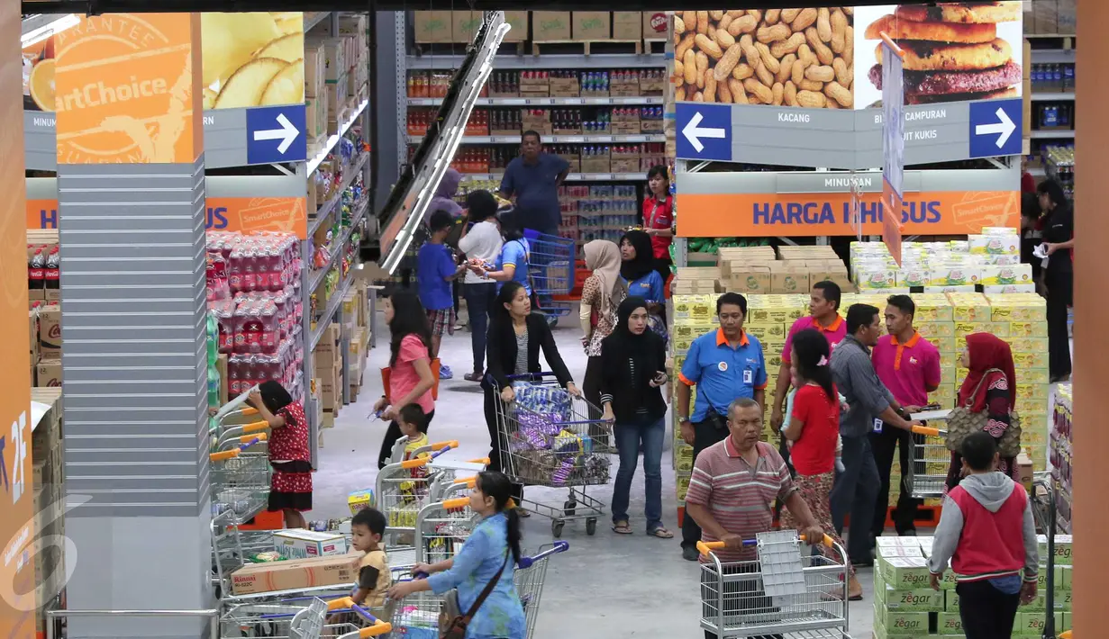 Suasana di pusat perbelanjaan di Tangerang, Banten, (16/12). Aturan pencantuman tersebut selain bagi importir atau produsen, juga diwajibkan bagi pedagang pengumpul. (Liputan6.com/Angga Yuniar)