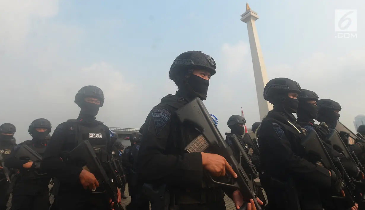 Pasukan Gegana Korps Brimob Polri mengikuti apel gelar pasukan Operasi Ketupat 2018 di Monas, Jakarta Pusat, Rabu (6/6). Sebanyak 177 ribu personel gabungan TNI-Polri, Satpol PP, damkar dan jajaran instansi terkait disiagakan. (Merdeka.com/Imam Buhori)
